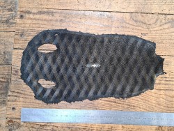 Peau de galuchat - perle centrale - cuir exotique - losange - Cuir en stock