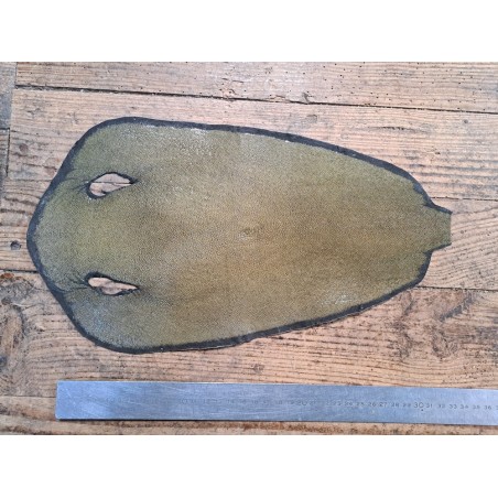 Peau de galuchat - perle centrale - cuir exotique - olive - Cuir en stock