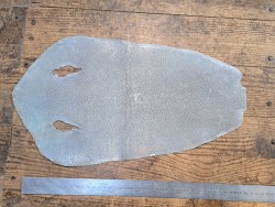 Peau de galuchat - perle centrale - cuir exotique - holographique argenté  - Cuir en stock