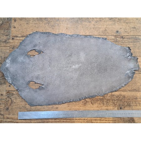 Peau de galuchat - perle centrale - cuir exotique - argent mat  - Cuir en stock