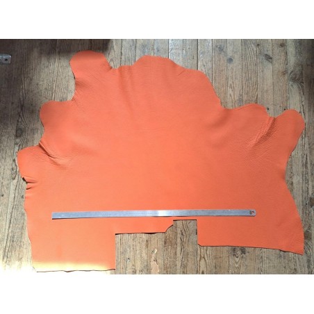 Grand morceau de cuir de taurillon - gros grain - couleur citrouille - cuirenstock