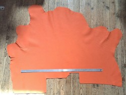 Grand morceau de cuir de taurillon - gros grain - couleur citrouille - cuirenstock