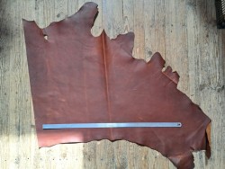 Demi-peau de cuir de vachette ciré pullup brun rouge maroquinerie Cuir en stock