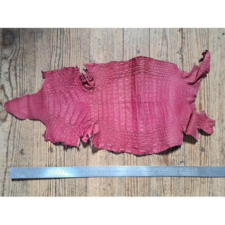 Morceau de cuir de crocodile véritable - framboise - bijoux et accessoires - cuir en stock