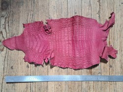 Morceau de cuir de crocodile véritable - framboise - bijoux et accessoires - cuir en stock