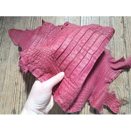 Morceau de cuir de crocodile véritable - framboise - bijoux et accessoires - Cuir en stock