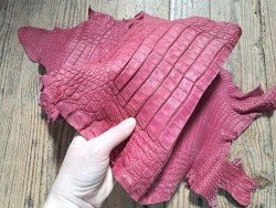 Morceau de cuir de crocodile véritable - framboise - bijoux et accessoires - Cuir en stock