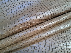 Bande de cuir de veau - effet croco - taupe - maroquinerie - cuir en stock