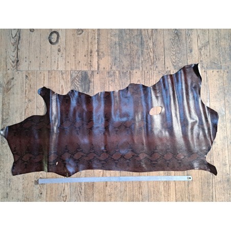 Demi peau de cuir de veau grain façon serpent - marron - maroquinerie - cuir en Stock