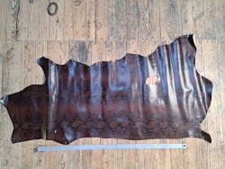 Demi peau de cuir de veau grain façon serpent - marron - maroquinerie - cuir en Stock