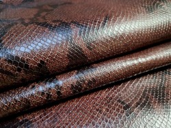 Demi peau de cuir de veau grain façon serpent - marron - maroquinerie - Cuir en Stock