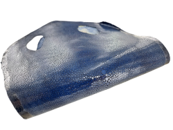 Peau de galuchat - perle centrale - cuir exotique - bleu  - Cuir en Stock