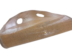 Peau de galuchat - perle centrale - cuir exotique - sable  - Cuir en Stock