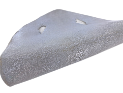 Peau de galuchat - perle centrale - cuir exotique - holographique argenté  - Cuir en Stock