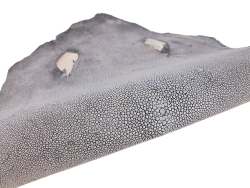 Peau de galuchat - perle centrale - cuir exotique - argent mat  - Cuir en Stock