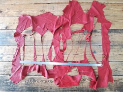 Chutes de morceaux de cuir de cerf - rouge - bijoux - accessoires - maroquinerie - cuir en Stock