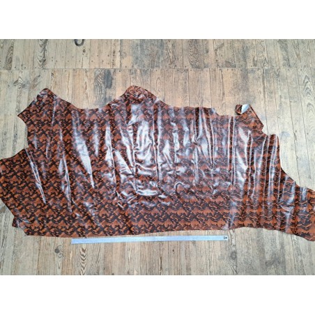 Demi peau de cuir de veau grain façon serpent cobra brun camel - maroquinerie - Cuir en stock