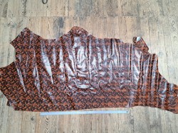 Demi peau de cuir de veau grain façon serpent cobra brun camel - maroquinerie - Cuir en stock