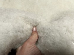 Peau de mouton velours noir façon peau lainée - Cuir en Stock