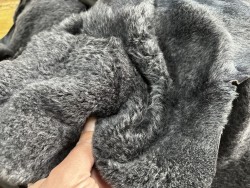 Chutes de cuir d'agneau lainé gris ardoise - Cuir en Stock