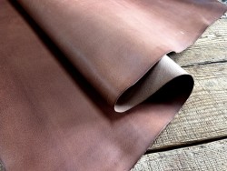 Croûte de cuir de vache tannage végétal cirée – brun rouge - Cuir en Stock