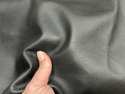 Demi-peau de cuir de vache grainé - Noir mat - B - Cuir en Stock