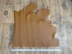 Demi-peau de cuir de taurillon - gros grain - couleur marron gold - Cuir en Stock