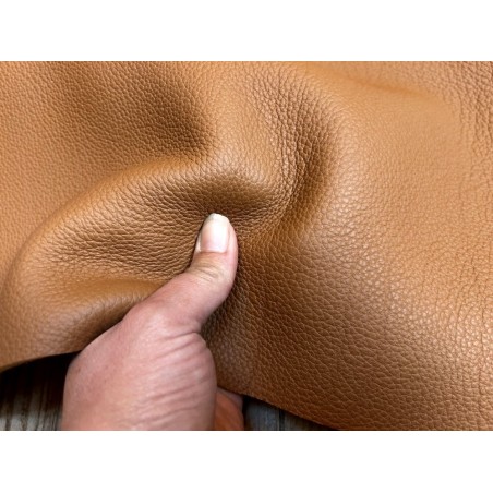Demi-peau de cuir de taurillon - gros grain - couleur marron gold - Cuir en Stock