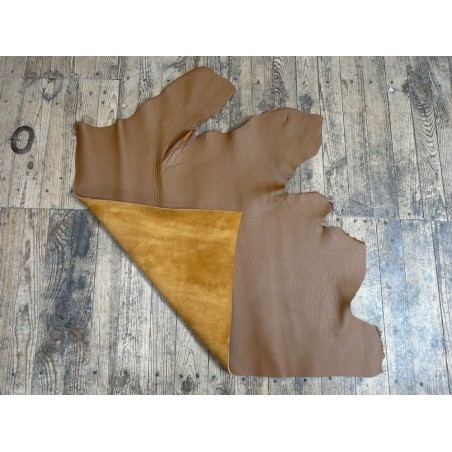 Demi-peau de cuir de taurillon - gros grain - couleur marron gold - Cuir en Stock