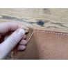 Kit sac cuir DIY débutant – Sac “L’Essentiel” à coudre soi-même – Kit complet sans outils - Cuir en Stock