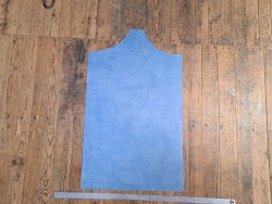 morceau rectangulaire 82x52 cm - bleu - petits grains - cuir en stock