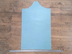 morceau rectangulaire 82x52 cm - bleu ciel - petits grains - cuir en stock