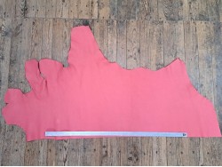 Bande de cuir de taurillon - gros grain - couleur rose - Cuir en stock
