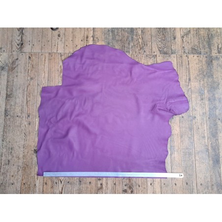 Grand morceau de cuir de taurillon - gros grain -lilas- cuir en stock