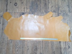 Demi-peau de cuir de veau BOX lisse - tannage ferme - jaune moutarde - Cuir en stock