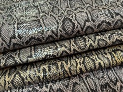 Demi peau de cuir de veau glossy grain façon serpent parme - maroquinerie - Cuir en Stock