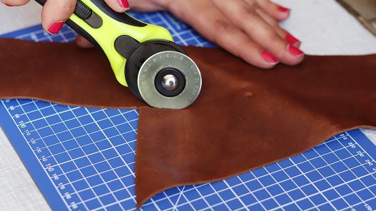 tapis de coupe pour découper le cuir avec un cutter Cuir en Stock