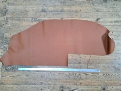 Demi-peau de cuir de taurillon - gros grain - couleur marron gold - Cuir en stock