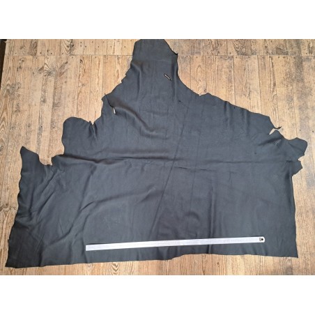 Demi-peau de cuir de taurillon - gros grain - couleur noir satiné - Cuir en Stock