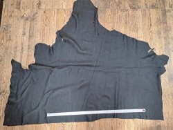 Demi-peau de cuir de taurillon - gros grain - couleur noir satiné - Cuir en Stock