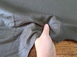 peau de cuir de mouton ciré - kaki - Cuir en stock