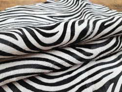 Peau de veau en poil façon zèbre noir et blanc - maroquinerie - décoration - Cuir en Stock