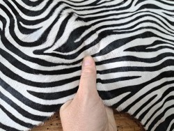 Peau de veau en poil façon zèbre noir et blanc - maroquinerie - décoration - Cuir en stock