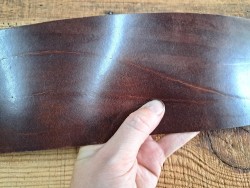 Morceau de collet tannage végétal lisse - Châtaigne - Cuir en Stock