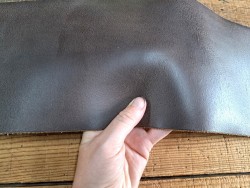 Morceau de vache tannage végétal - Café - Cuir en Stock