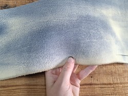 Bande de collet de vache minéral - Bleu/crème - Cuir en Stock