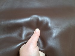 peau de cuir de veau lisse - chocolat noir - Cuir en stock