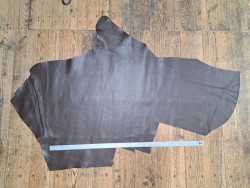 peau de cuir de veau lisse - chocolat noir - cuir en stock