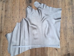 Morceau de cuir de taurillon métallisé - Gris clair