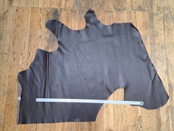 Morceau de cuir de vachette - mûre - maroquinerie - cuir en stock